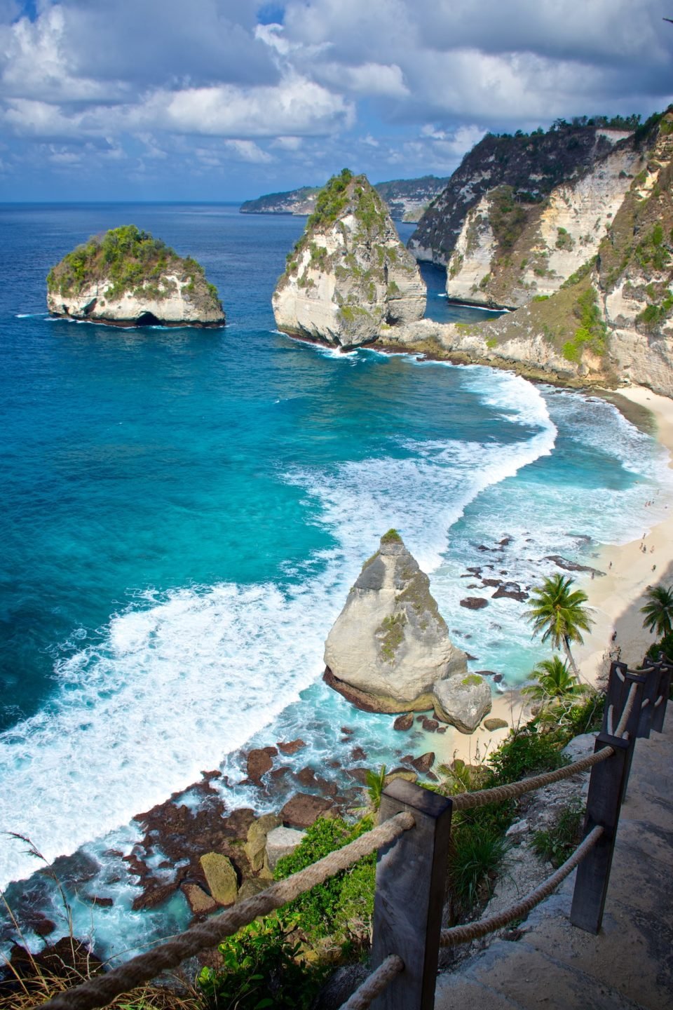 beautiful-landscape-of-a-diamond-beach-on-the-island-nusa-penida-e1687499629852