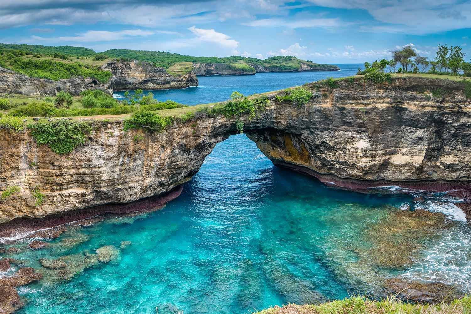 stone-arch-over-the-sea-broken-beach-nusa-penida-i-2J863GU.jpg