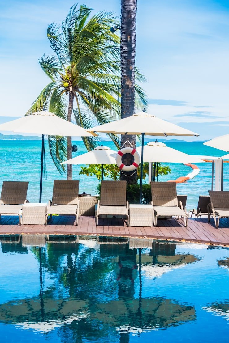 umbrellas-reflected-water_1203-315